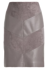 Grauer Rock mit einem Chevron-Design, das abwechselnde Paneele aus Wildleder- und Lederstrukturen zeigt. Kürzelt bis zur Mitte des Oberschenkels mit einer taillierten Silhouette.