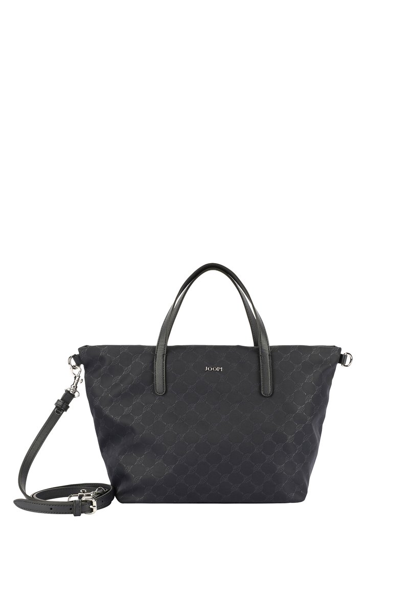 Svart nylonhandväska med präglad mönster, dubbla topphandtag och en justerbar axelrem. Har silverfärgad hårdvara och logodetalj.