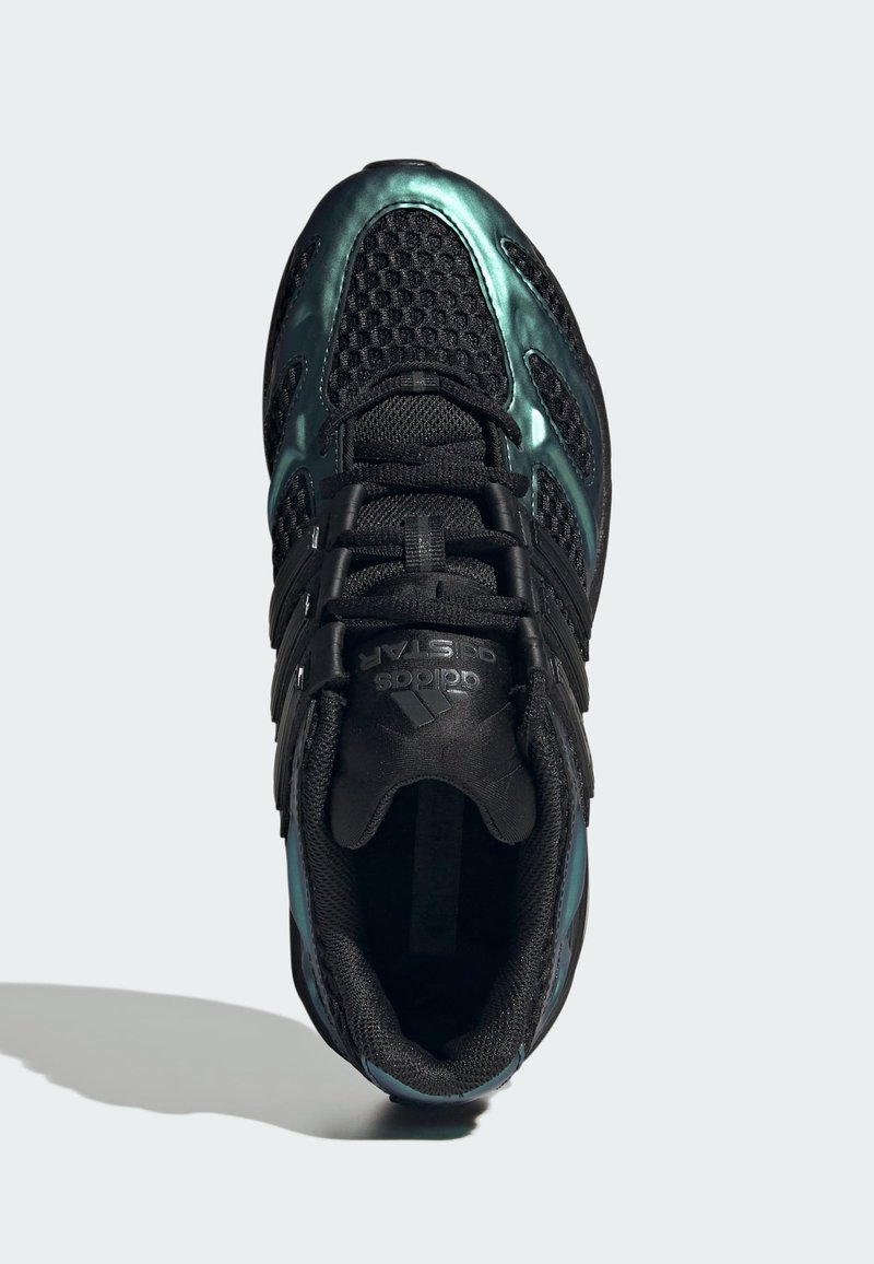 Sort og teal Adidas-sneaker med netoverdel, snørelukning og polstret krave, set ovenfra på en lys baggrund.