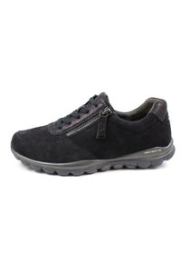 Schwarze Wildledersneaker mit einer Schnürung, Reißverschluss und flexibler Gummisohle mit abgerundetem Profil und strukturierten Akzenten.