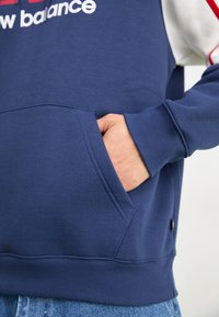 New Balance CLASSICS HOODIE - Jersey con capucha - navy