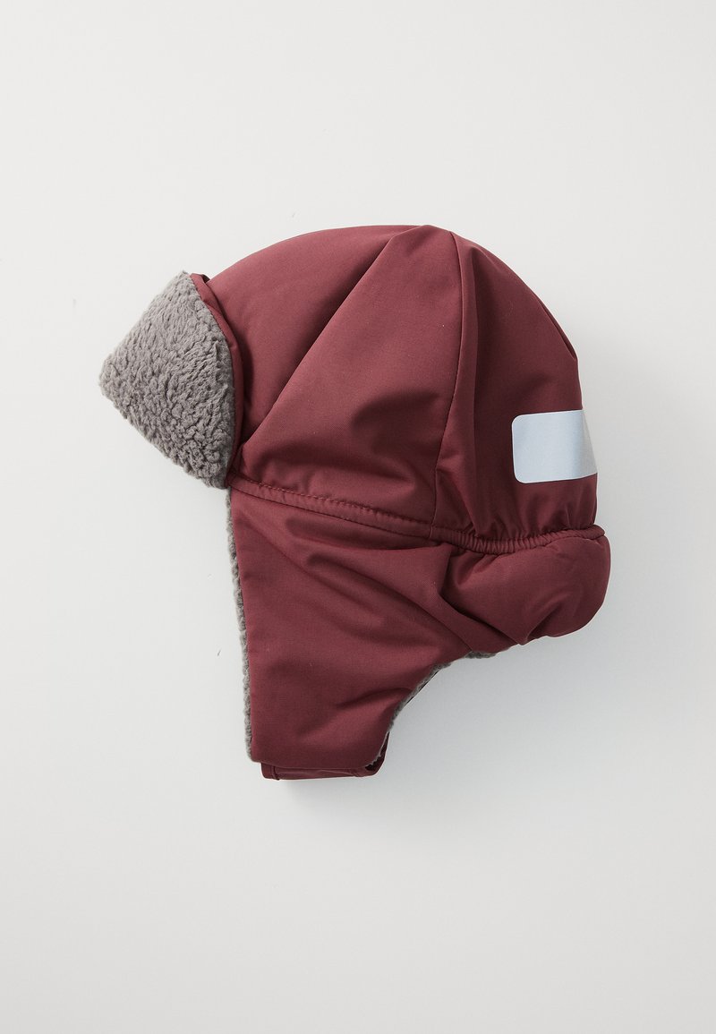 Chapeau de trappeur d'hiver bordeaux avec doublure en polaire grise et rabats allant aux oreilles, présentant une bande réfléchissante sur le côté.