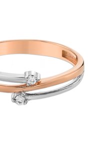 Bague bicolore avec des bandes en or rose et en argent se croisant, chacune sertie d'un petit diamant rond à l'intersection.