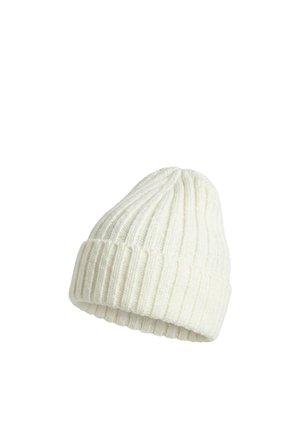 Biała dziana czapka beanie z podwiniętym mankietem i prążkowanym wzorem, na białym tle.