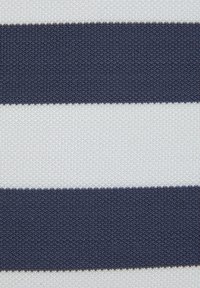 Pletená tkanina s alternating navy blue a bielymi pruhmi; hladká textúra; jednotný vzor. Šírka pruhov je konzistentná po celej ploche.