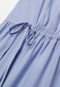 Robe bleu clair avec une taille froncée et un cordon de serrage, texture douce et lisse. Design simple avec un tissu fluide.