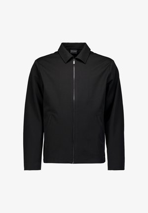 Zwarte herenjas met lange mouwen, een rits aan de voorkant, een puntige kraag en twee zijzakken tegen een witte achtergrond.