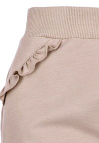 Hellbeige Baumwollmischung mit einem gerippten Taillenbund und einem Rüschendetail an der Seite. Glatte Textur ohne sichtbare Muster.