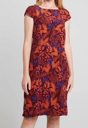 Robe à manches courtes de couleur bordeaux avec un motif floral comportant des feuilles orange, bleues et vertes ; tissu doux avec une taille cintrée.