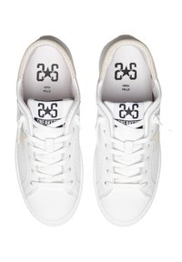 Sneakers bianchi in pelle con dettagli perforati, lacci piatti e un accento dorato sul tallone. Presentano il logo stampato sulla suola.