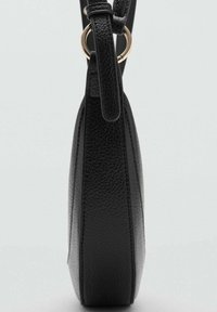 Crna kožna torba s teksturiranom površinom, koja ima tanak profil, zlatne metalne detalje i podesivu traku.