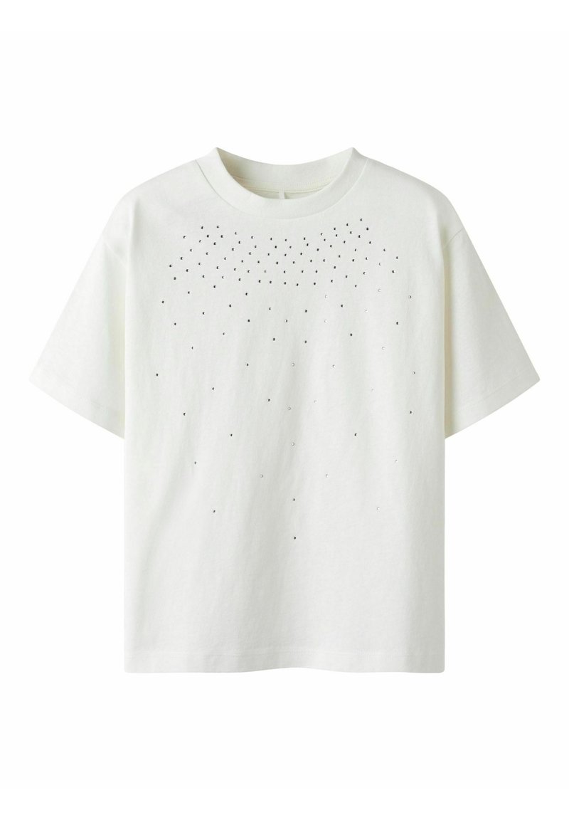 T-shirt en coton blanc avec un col rond et des manches courtes, présentant une dispersion de petits points noirs sur le devant supérieur.
