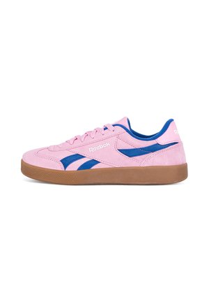 Buty sportowe Reebok z różowym zamszowym cholewką, niebieskimi akcentami, okrągłymi sznurowadłami oraz brązową gumową podeszwą z teksturowanym bieżnikiem.