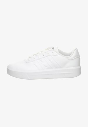 Białe sneakersy z gładkiej skóry, z wyściełanym kołnierzem, siateczkowym językiem, sznurowanym przodem oraz trzema paskami po bokach. Płaska gumowa podeszwa.