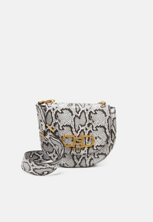 Petit sac bandoulière avec imprimé serpent gris et noir, garnitures dorées et large bandoulière réglable avec motif assorti.