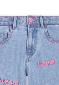 Jeans in denim azzurro chiaro con cuciture rosa, caratterizzati da un ricamo che legge "Amore" e "Sogna" sulla parte anteriore. Design classico a cinque tasche.