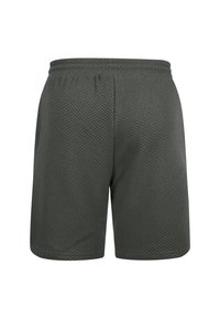 Mørkegrå træningsshorts med et tekstureret mønster, elastisk talje og knælang skæring. Ingen synlige lommer eller ekstra detaljer.