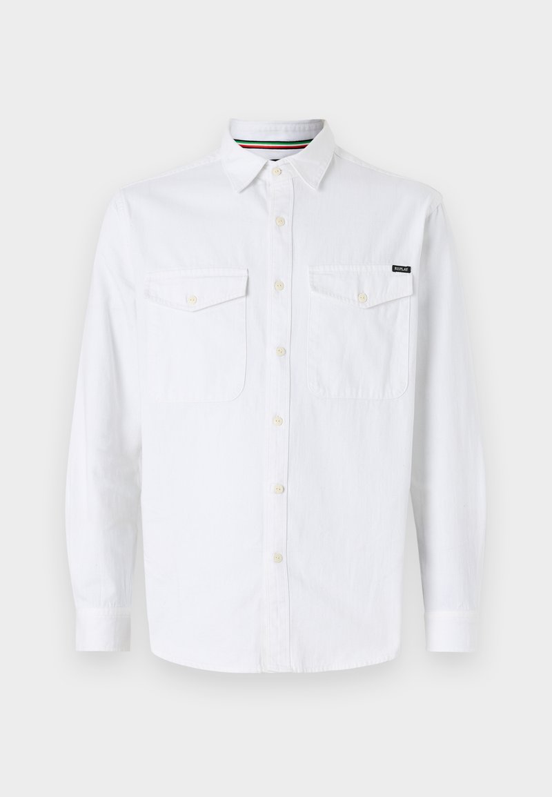 Witte button-up shirt, van katoen, met lange mouwen, twee borstzakken en een klassieke kraag. Bevat een klein zwart logo op de borst.
