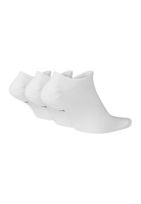 Calcetines tobilleros blancos de tela suave, con un diseño sin costuras y puños acanalados, empaquetados en un set de tres pares.