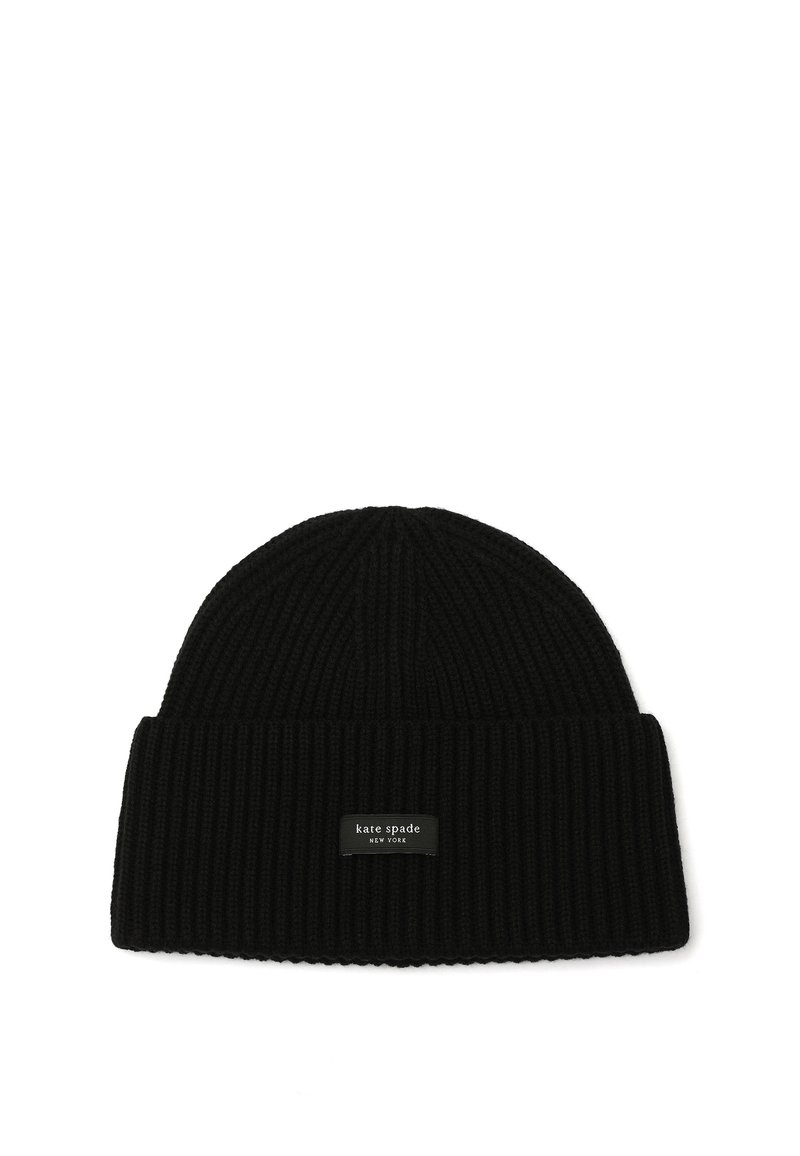 Gorro de punto acanalado negro con borde doblado y una placa rectangular de cuero negro con texto blanco. Textura suave y cálida.