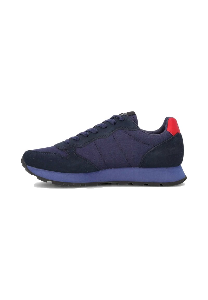 Sneakers blu navy con tomaia in tessuto testurizzato, punta rotonda, lacci, dettaglio sul tallone rosso a contrasto e suola in gomma leggera.