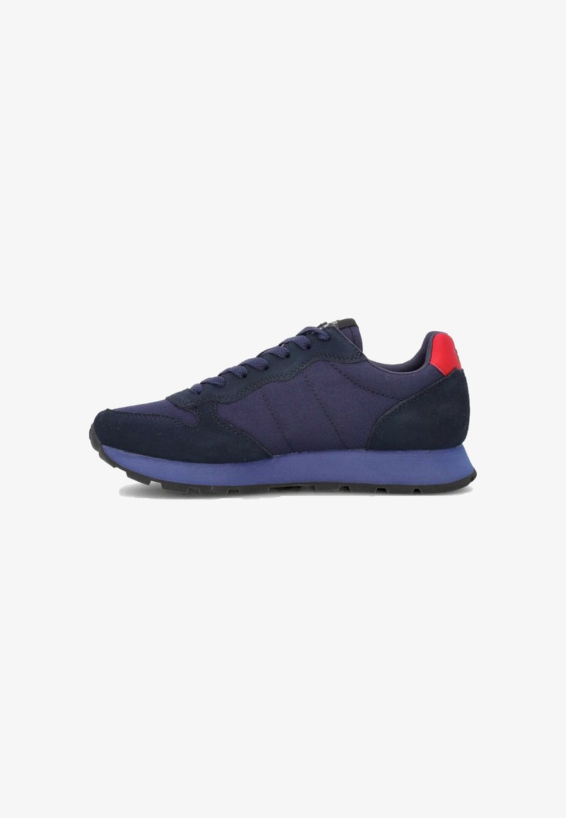 Sneakers blu navy con tomaia in tessuto testurizzato, punta rotonda, lacci, dettaglio sul tallone rosso a contrasto e suola in gomma leggera.