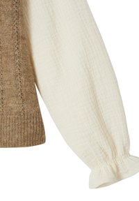 Zweifarbiger Oberteil mit einem braunen gestrickten Abschnitt in Rippstruktur und einem elfenbeinfarbigen Baumwollärmel mit gerafftem Bund und einem zerknitterten Finish.