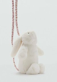 Bela plišana zajklja z dolgimi ušesi, okroglo telo in pleteno rožnato-belo naramnico za nošenje. Mehka tekstura, preprost dizajn, brez vidnih vzorcev.