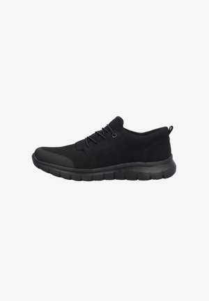 Zapatilla deportiva negra de perfil bajo con parte superior de malla y sintética, cierre de cordones, suela acolchada y un lazo en el talón para facilitar su uso.