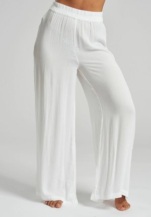 Pantalones blancos de pierna ancha con una tela suave y texturada. Cuentan con una cintura elástica y una silueta fluida, que llega hasta los tobillos.