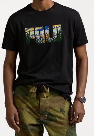 Czarny bawełniany t-shirt z wielokolorowym nadrukiem "POLO" przedstawiającym góry i lasy. Krótkie rękawy i okrągły dekolt.