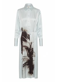 Rochie din satin de un albastru deschis cu un imprimeu abstract negru, cu mâneci lungi, închidere prin butoni în față și detaliu cu panglică la talie. Textură netedă și croială lejeră.