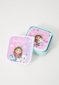 Τετράγωνα δοχεία αποθήκευσης σε παστέλ χρώματα, που διαθέτουν γραφικά με κορίτσι και ζώα. Η κορυφή έχει ροζ σχέδιο με το κείμενο "Gaidorable."