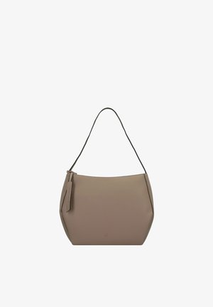 Bolso de mano de cuero beige suave con forma curva, una correa y un acabado texturizado. Presenta una sutil etiqueta decorativa en el lateral.