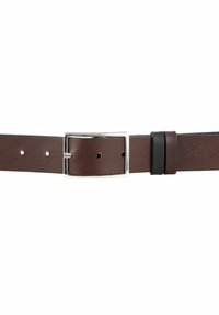 Cinturón de cuero marrón con una hebilla rectangular de plata, que presenta un acento de cuero negro y múltiples agujeros para un ajuste ajustable.