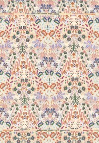 Textil con estampado que presenta intrincados diseños florales en naranja, azul, verde y blanco sobre un fondo crema, con una etiqueta repetida de "BIMBA Y LOLA".