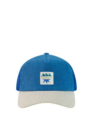 Blauwe corduroy baseballpet met witte klep en een rechthoekige patch met gestileerde golven, het woord "PROTEST" en een blauwe ster.