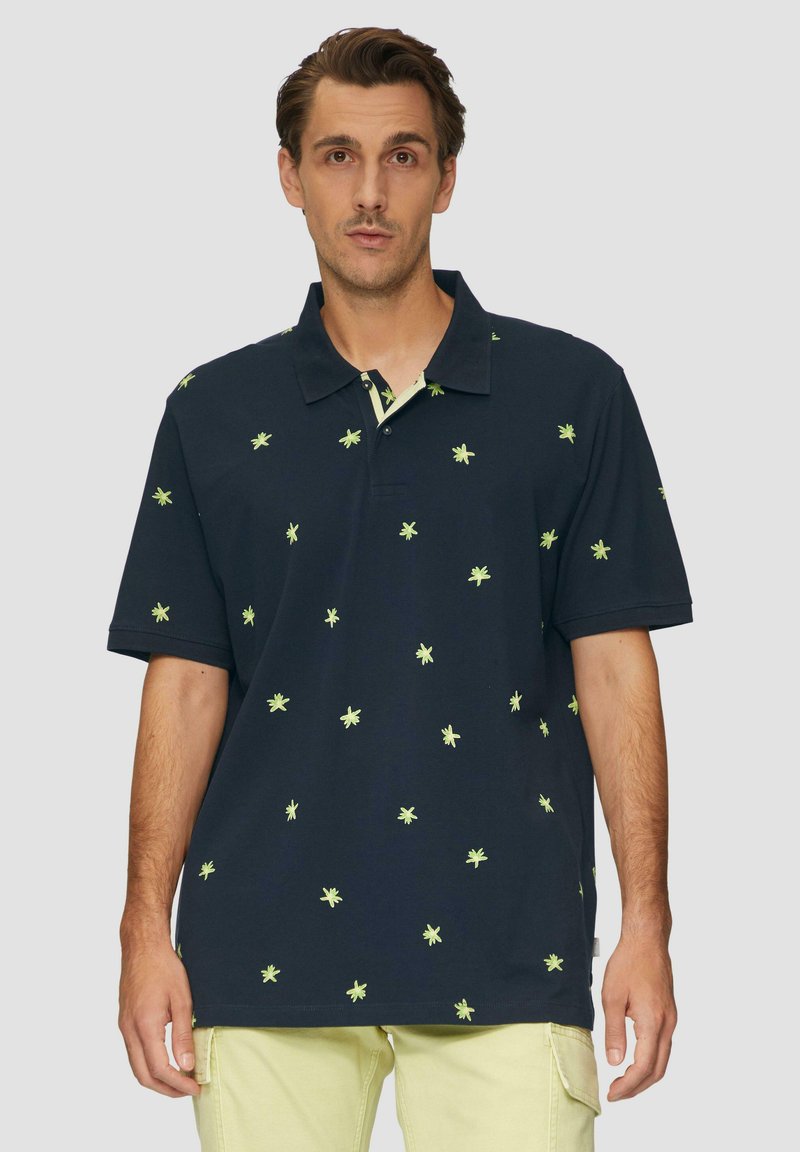 Granatowa koszulka polo z żółtym wzorem kwiatowym, krótki rękaw i klasyczny kołnierzyk. Wykonana z miękkiego materiału bawełnianego, luźny krój.