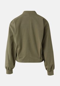 Krótkia kurtka w oliwkowej zieleni z zaokrąglonym kołnierzem, marszczonymi długimi rękawami i gładką fakturą. Charakteryzuje się czystym, minimalistycznym wzornictwem.
