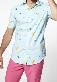 Camicia a maniche corte con bottoni di colore azzurro chiaro, decorata con un motivo giocoso di illustrazioni a tema spiaggia. Presenta un colletto classico e una texture morbida.