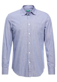 Langärmeliges Hemd in Hellblau mit kariertem Muster. Es verfügt über einen klassischen Kragen, eine Brusttasche und weiße Knöpfe. Weiche Stoffstruktur.