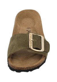 Infradito in suede verde oliva con una fascia ampia e una fibbia in metallo dorato. Caratterizzate da una soletta sagomata e una suola nera testurizzata.