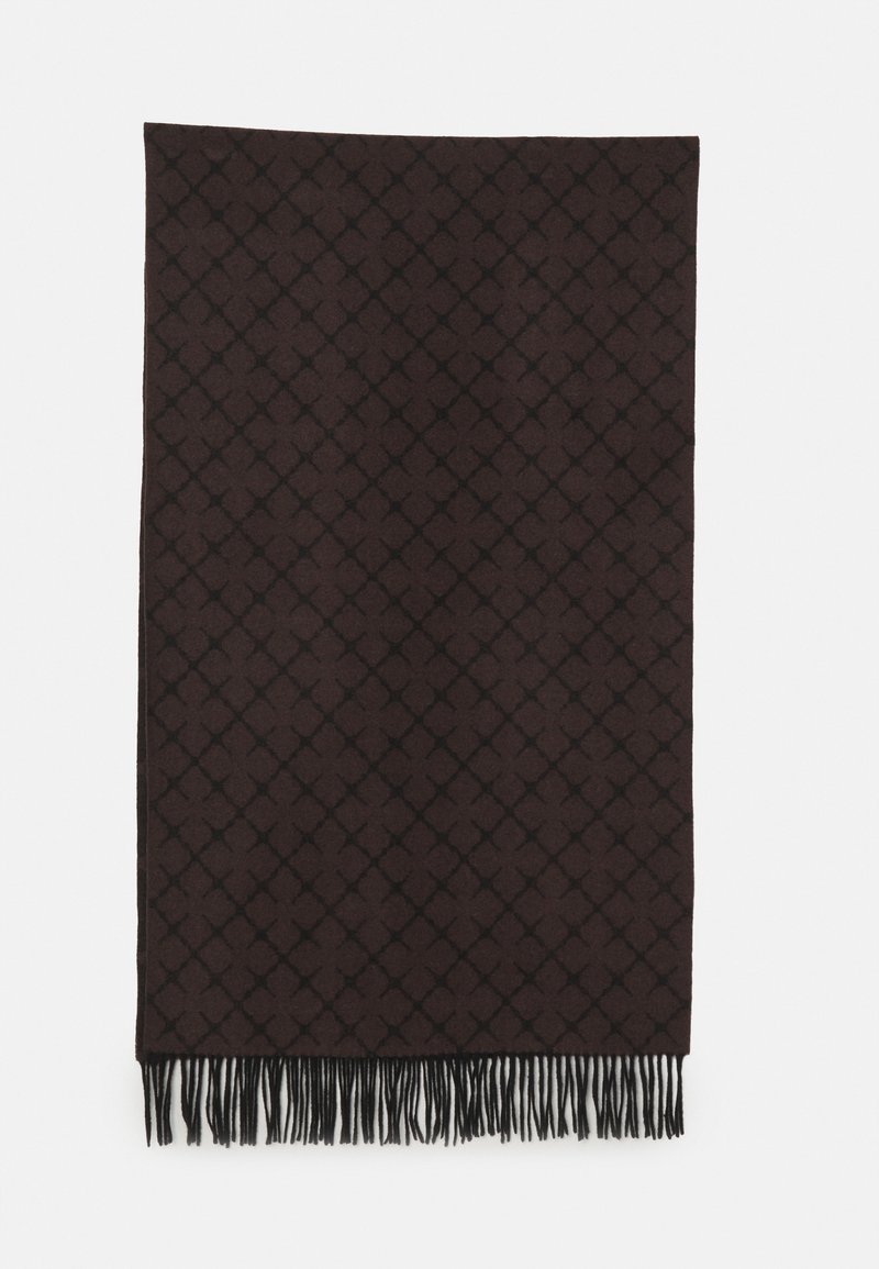 Brun mönstrad scarf i mjukt tyg, med rutmönster och fransdetaljer längst ner.