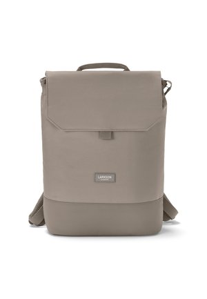 Rechteckiger Rucksack in Taupe mit Überschlagklappe, gepolsterten Schultergurten, Tragegriff und Frontetikett "Larkson Hamburg".