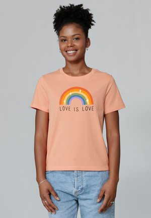 LOVE IS LOVE - T-shirt imprimé - fraiche peche