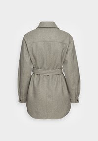 Harmaa villasekoitehaalari, pitkät hihat, kaulus, vyötäröllä vyö, kaareva helma, takana hartiasauma ja napilliset kalvosimet. Sileä pinta.