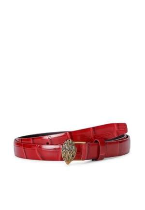Cintura in pelle rossa con texture a coccodrillo, caratterizzata da una fibbia decorativa color oro a forma di foglia con dettagli intricati.