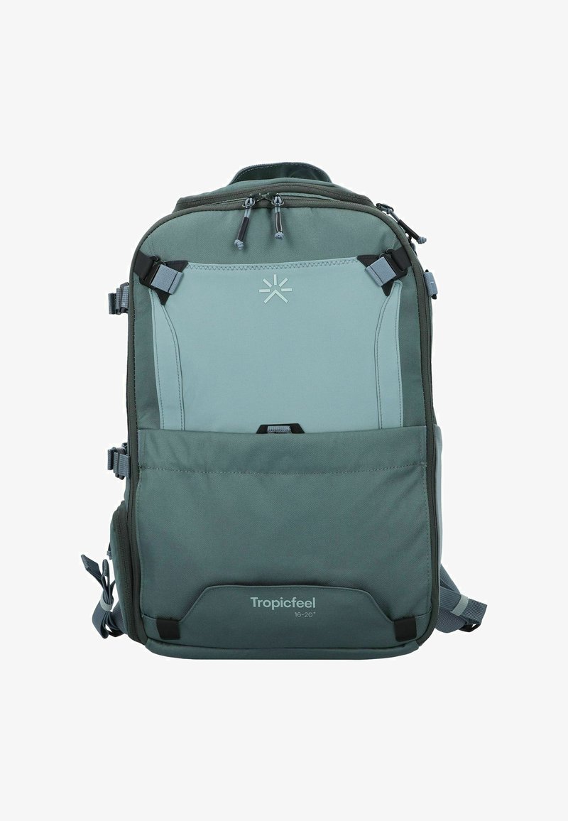 Zaino verde con un design bicolore, presenta spallacci regolabili, più scomparti e un logo al centro. Realizzato in tessuto resistente.