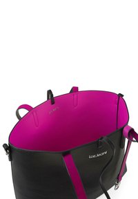 Bolsa tote de cuero negro con un interior de un rosa brillante. Presenta asas resistentes y un logotipo grabado en el interior. Acabado liso y texturizado.