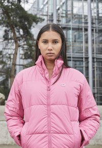 adidas Originals SHORT PUFFER MIDWEIGHT JACKET - Kerge jope - rose tone